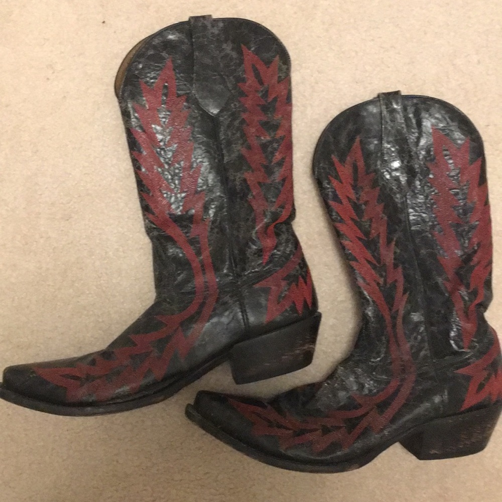Cowgirl boots that make a statement!!